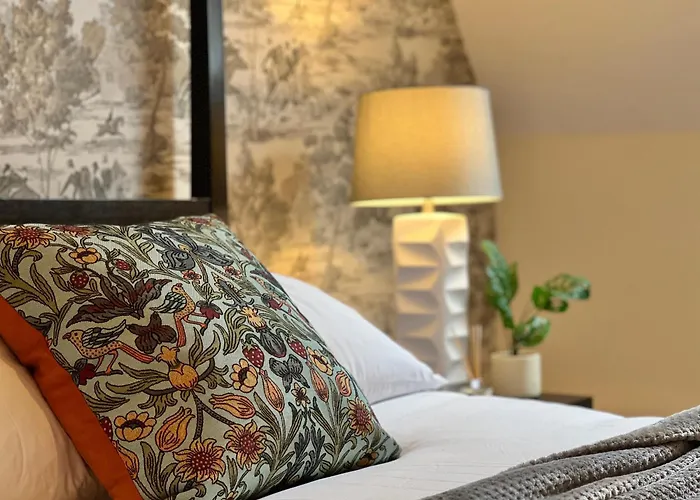 Incredible 3 Bedrooms Windsor Home, Free Parking - A Blend Of Luxury And Character - Incredible Location - Windsor Castle, Ascot, Legoland, Heathrow Airport