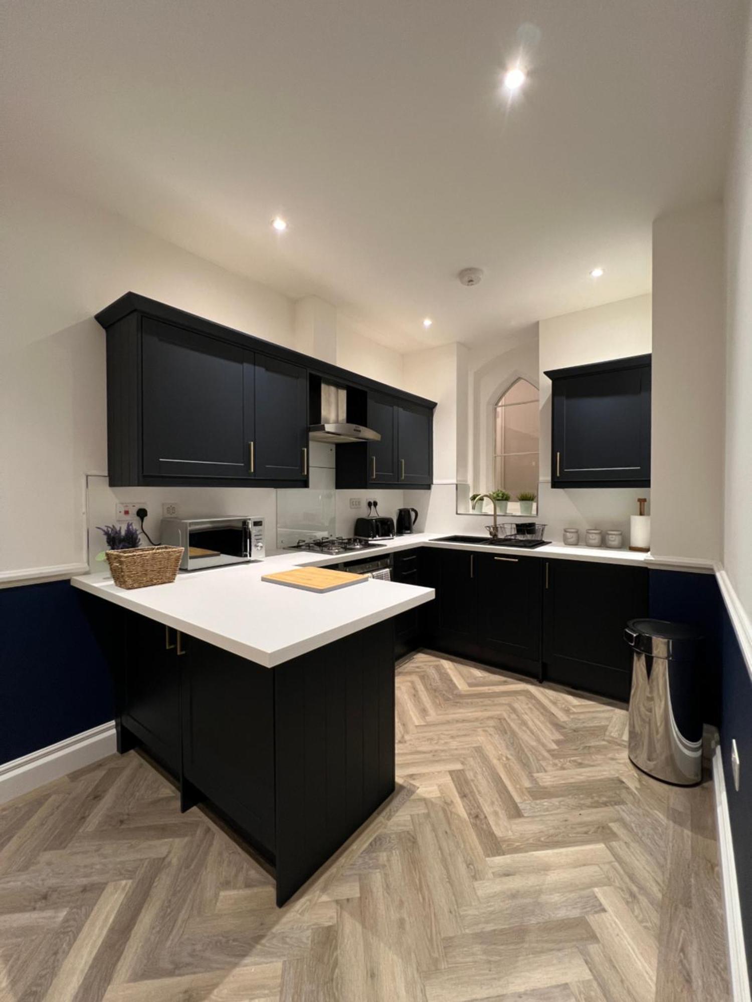 Incredible 3 Bedrooms Home, Free Parking - A Blend Of Luxury And Character - Incredible Location - Castle, Ascot, Legoland, Heathrow Airport Apartment *