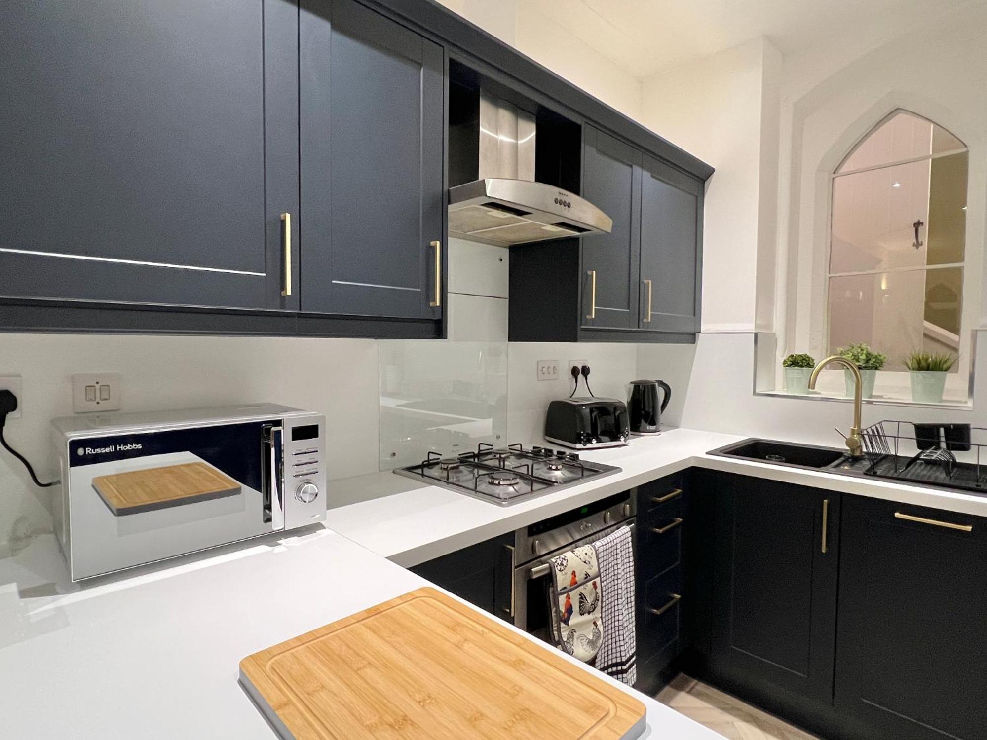 Incredible 3 Bedrooms Home, Free Parking - A Blend Of Luxury And Character - Incredible Location - Castle, Ascot, Legoland, Heathrow Airport * Windsor