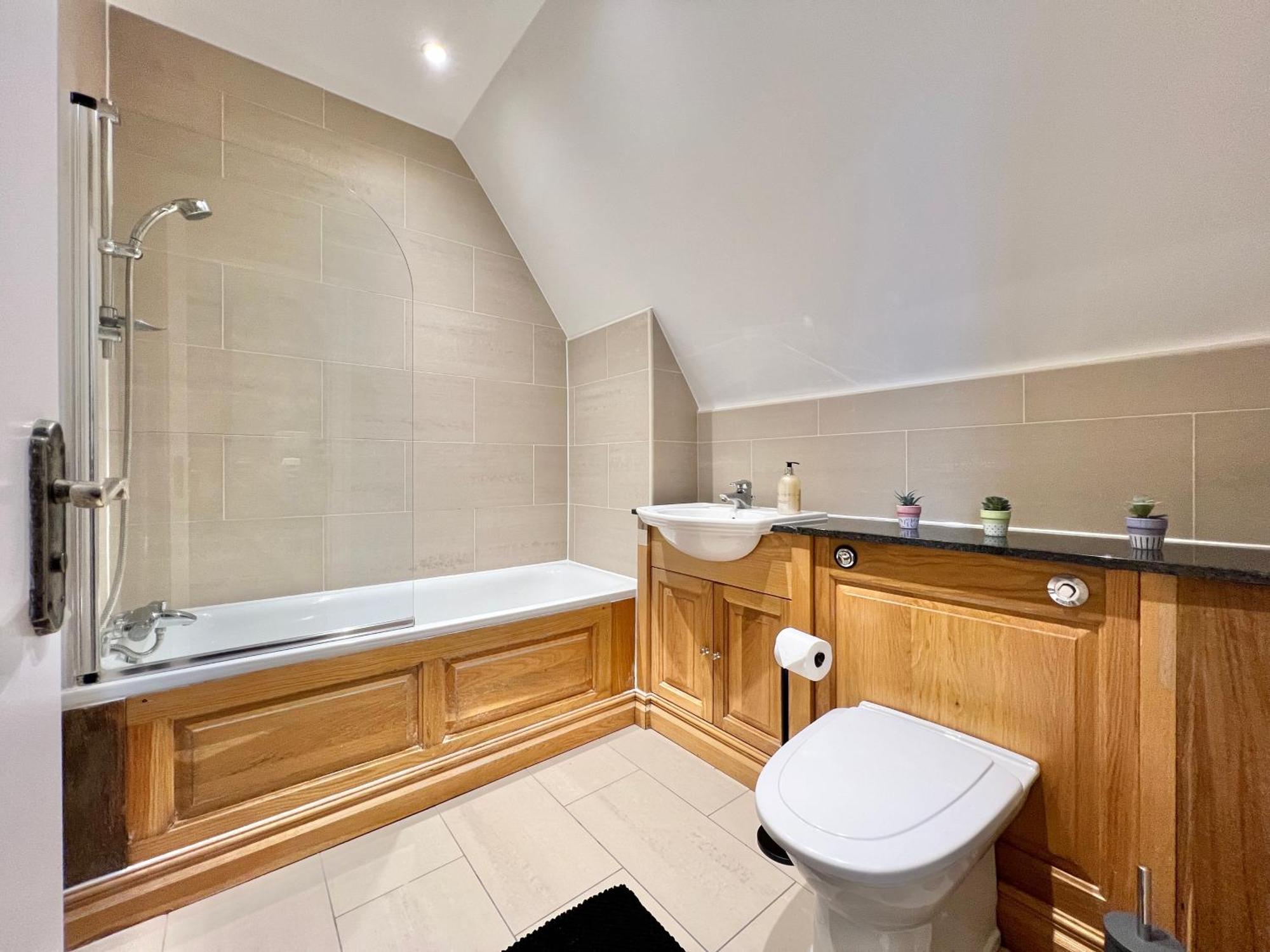 Incredible 3 Bedrooms Home, Free Parking - A Blend Of Luxury And Character - Incredible Location - Castle, Ascot, Legoland, Heathrow Airport * Windsor
