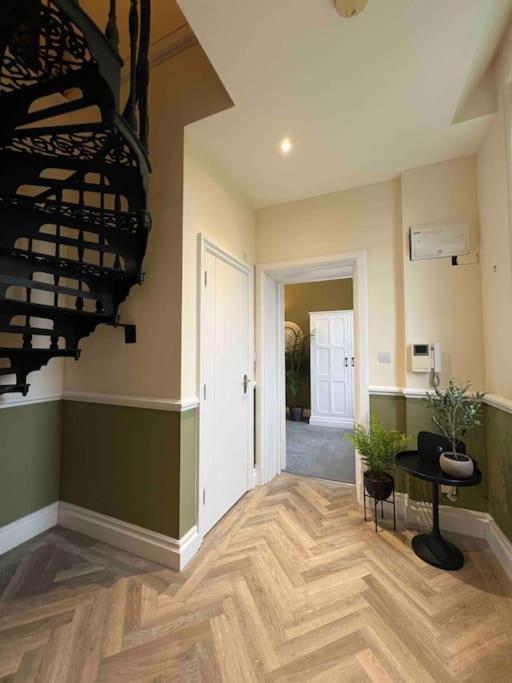 Incredible 3 Bedrooms Home, Free Parking - A Blend Of Luxury And Character - Incredible Location - Castle, Ascot, Legoland, Heathrow Airport *