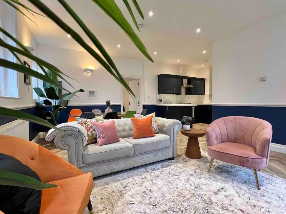 Incredible 3 Bedrooms Home, Free Parking - A Blend Of Luxury And Character - Incredible Location - Castle, Ascot, Legoland, Heathrow Airport