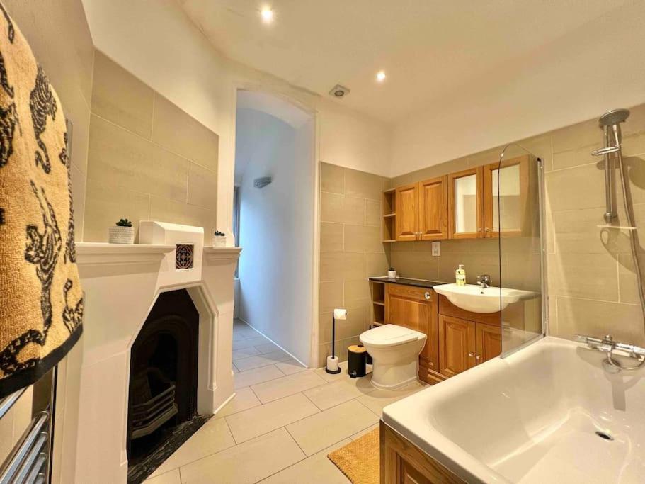 Incredible 3 Bedrooms Home, Free Parking - A Blend Of Luxury And Character - Incredible Location - Castle, Ascot, Legoland, Heathrow Airport * Windsor