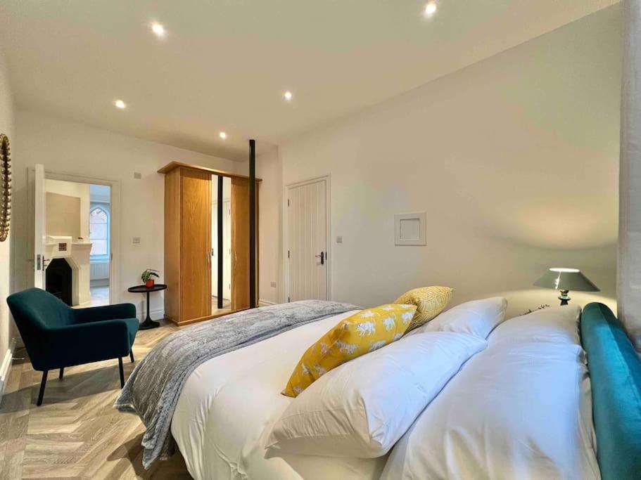 Incredible 3 Bedrooms Home, Free Parking - A Blend Of Luxury And Character - Incredible Location - Castle, Ascot, Legoland, Heathrow Airport Apartment Windsor