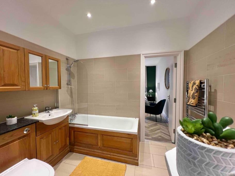 Apartment Incredible 3 Bedrooms Home, Free Parking - A Blend Of Luxury And Character - Incredible Location - Castle, Ascot, Legoland, Heathrow Airport